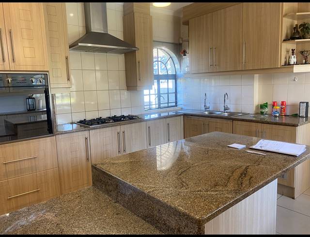 5 BEDROOM HOUSE FOR SALE IN MONDEOR